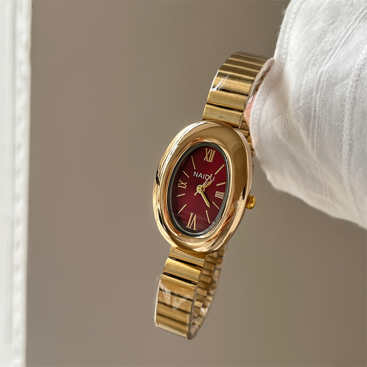 A refined oval dial wrapped in a smooth golden frame, designed to move effortlessly with your everyday moments. Minimal yet expressive, this watch brings quiet luxury to every wrist — perfect for daily wear or thoughtful gifting.