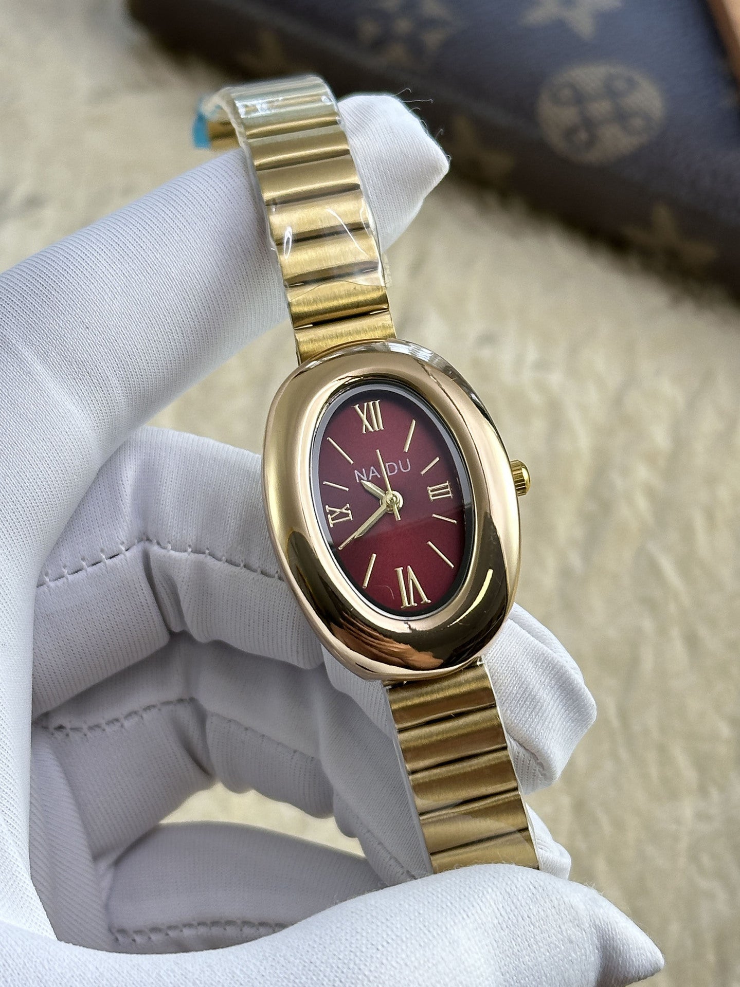 A refined oval dial wrapped in a smooth golden frame, designed to move effortlessly with your everyday moments. Minimal yet expressive, this watch brings quiet luxury to every wrist — perfect for daily wear or thoughtful gifting.