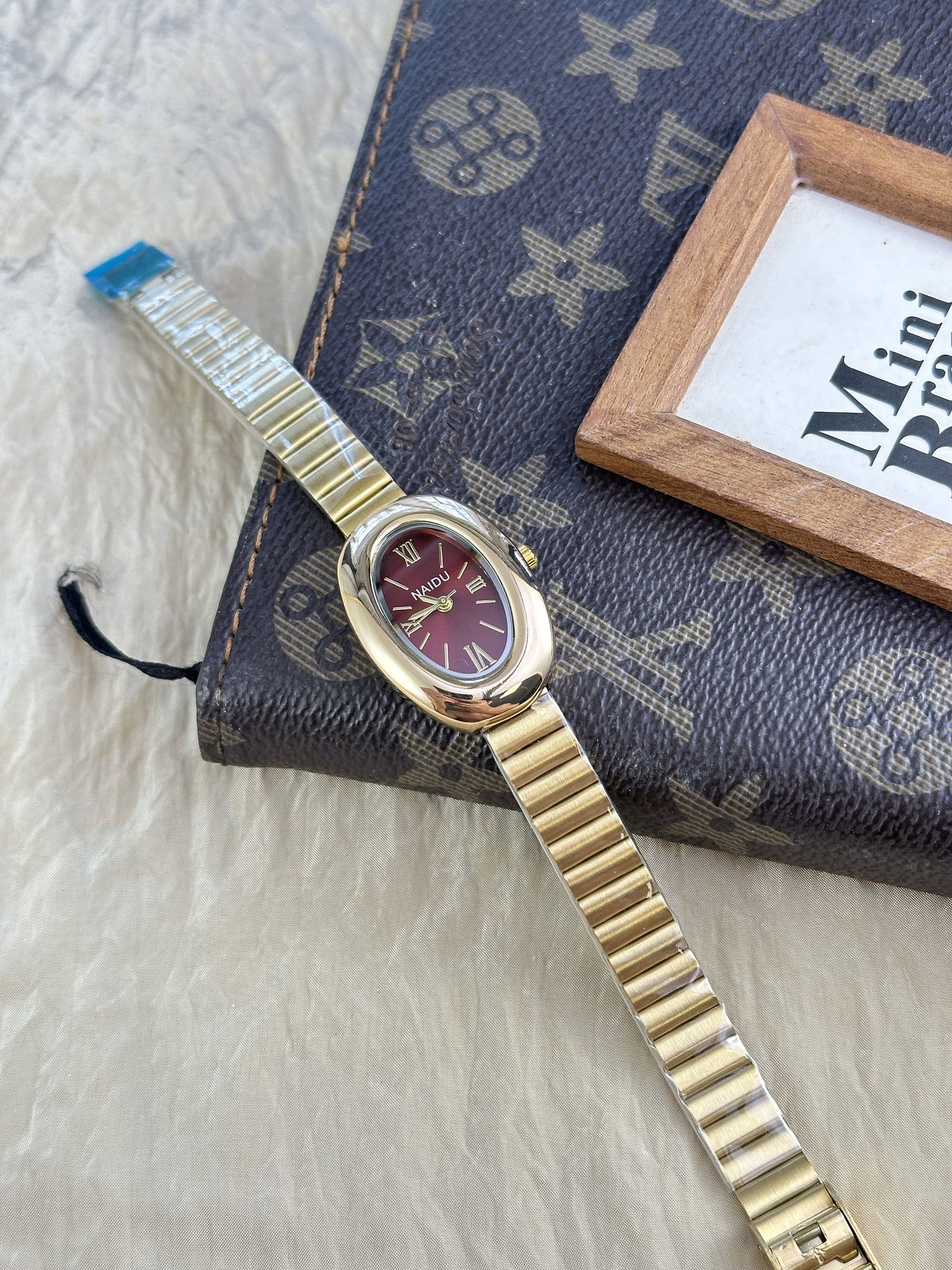 A refined oval dial wrapped in a smooth golden frame, designed to move effortlessly with your everyday moments. Minimal yet expressive, this watch brings quiet luxury to every wrist — perfect for daily wear or thoughtful gifting.