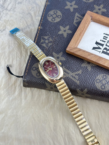 A refined oval dial wrapped in a smooth golden frame, designed to move effortlessly with your everyday moments. Minimal yet expressive, this watch brings quiet luxury to every wrist — perfect for daily wear or thoughtful gifting.