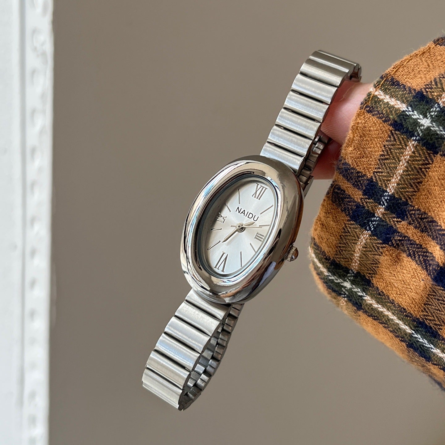 A refined oval dial wrapped in a smooth silver frame, designed to move effortlessly with your everyday moments. Minimal yet expressive, this watch brings quiet luxury to every wrist — perfect for daily wear or thoughtful gifting.
