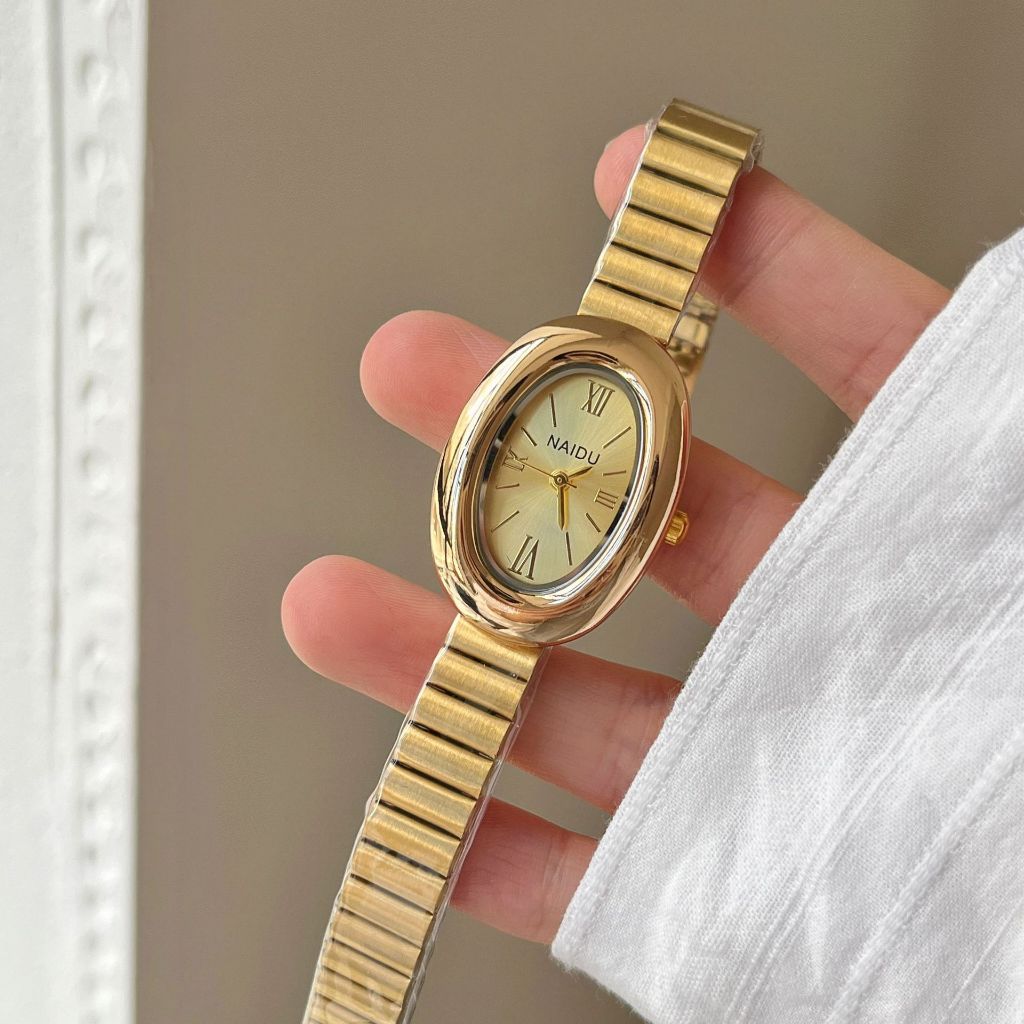 A refined oval dial wrapped in a smooth golden frame, designed to move effortlessly with your everyday moments. Minimal yet expressive, this watch brings quiet luxury to every wrist — perfect for daily wear or thoughtful gifting.