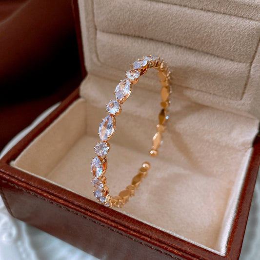 A luminous crystal arc with a golden curve minimal, but it catches light like a promise. Elysian Crystal Curve is that clean luxury piece you’ll keep reaching for.

