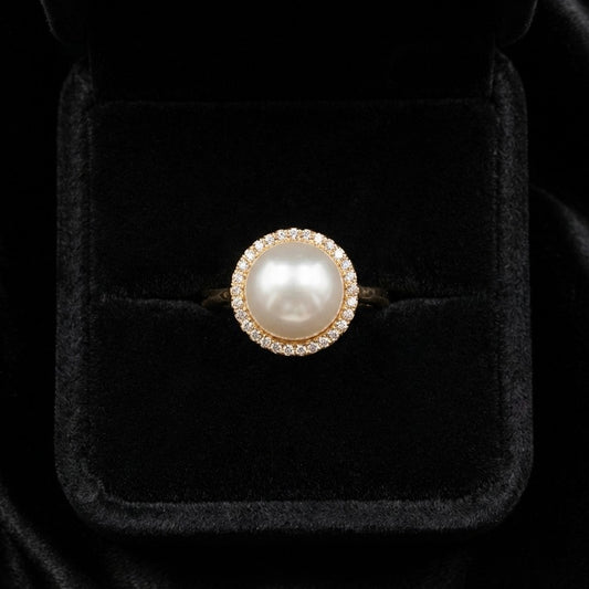 A timeless symbol of elegance, the Pearl Crown Ring brings together the softness of a luminous pearl and the brilliance of a delicate halo. Framed like a crown, its radiant design adds a graceful glow to every gesture.