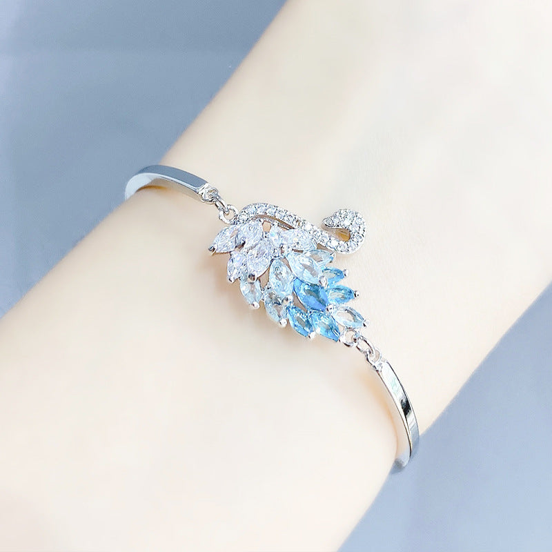 A graceful swan silhouette with leaf-like crystals—minimal from afar, breathtaking up close. Swanveil Lumi Bracelet is that soft-luxury sparkle that instantly makes your wrist look polished and expensive.

