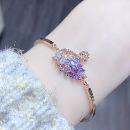 A graceful swan silhouette with leaf-like crystals—minimal from afar, breathtaking up close. Swanveil Lumi Bracelet is that soft-luxury sparkle that instantly makes your wrist look polished and expensive.


