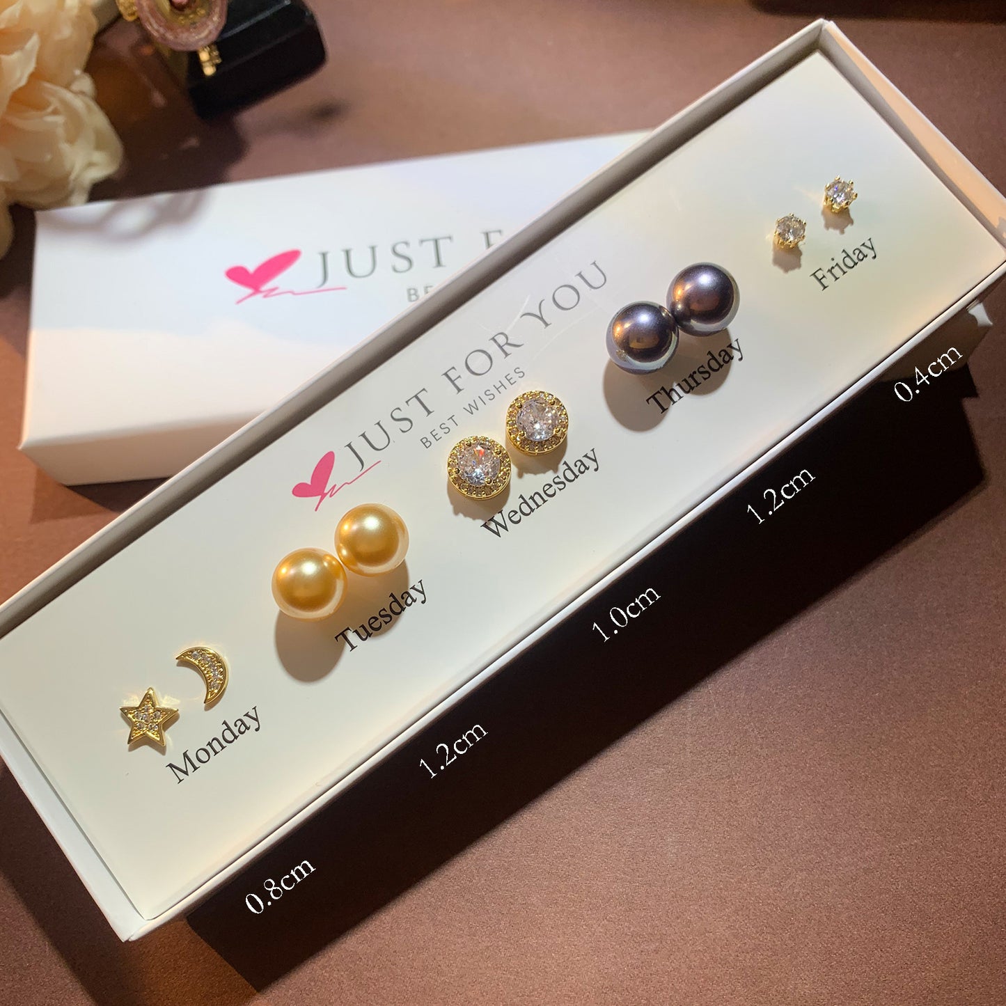 A five-day sparkle wardrobe packed in a gift-ready box—this set is your “one pair per mood” moment, from pearl-soft days to zircon-bright nights. VersaMuse Earrings Box is made for the girl who loves variety, but wants it to look effortlessly put-together every single day.