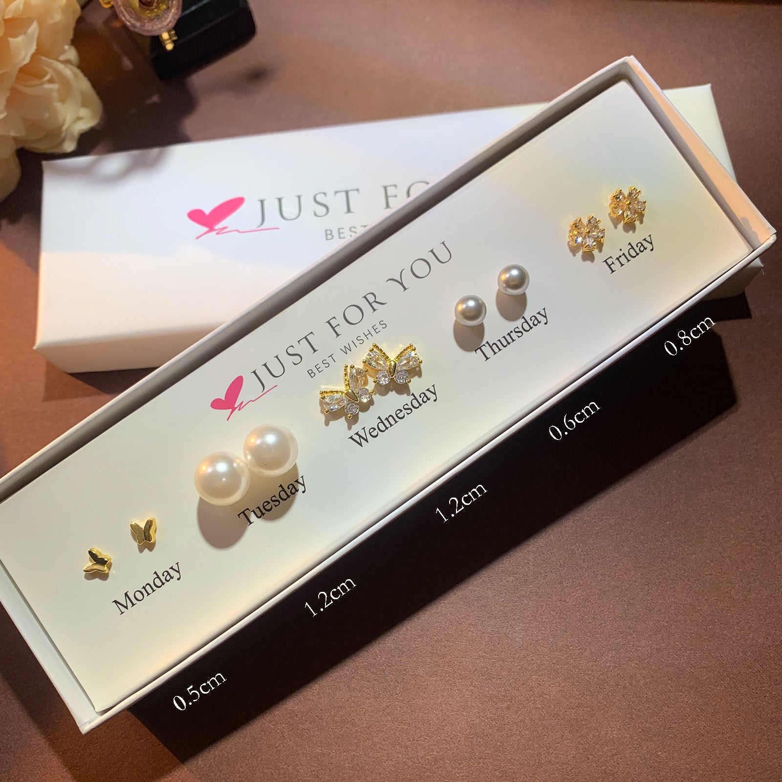 A five-day sparkle wardrobe packed in a gift-ready box—this set is your “one pair per mood” moment, from pearl-soft days to zircon-bright nights. VersaMuse Earrings Box is made for the girl who loves variety, but wants it to look effortlessly put-together every single day.